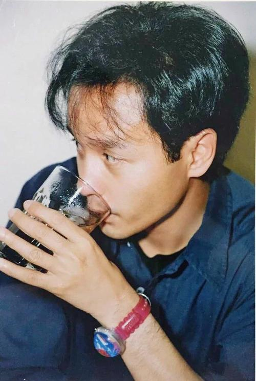 张国荣|2003年，张国荣约见白龙王遭拒，1个月后哥哥跳楼，龙王只说了4字