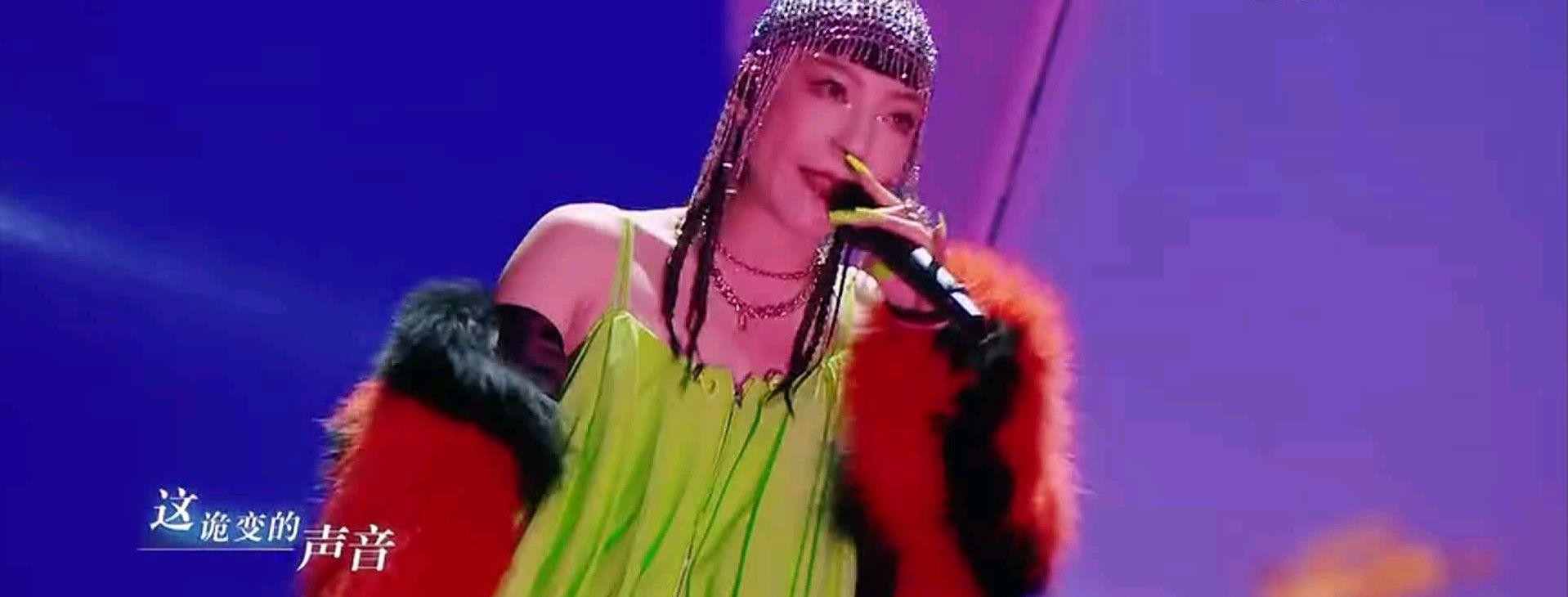 吴莫愁|梁龙吴莫愁改编《月亮之上》，红配绿服装抢眼，这番魔改有意思