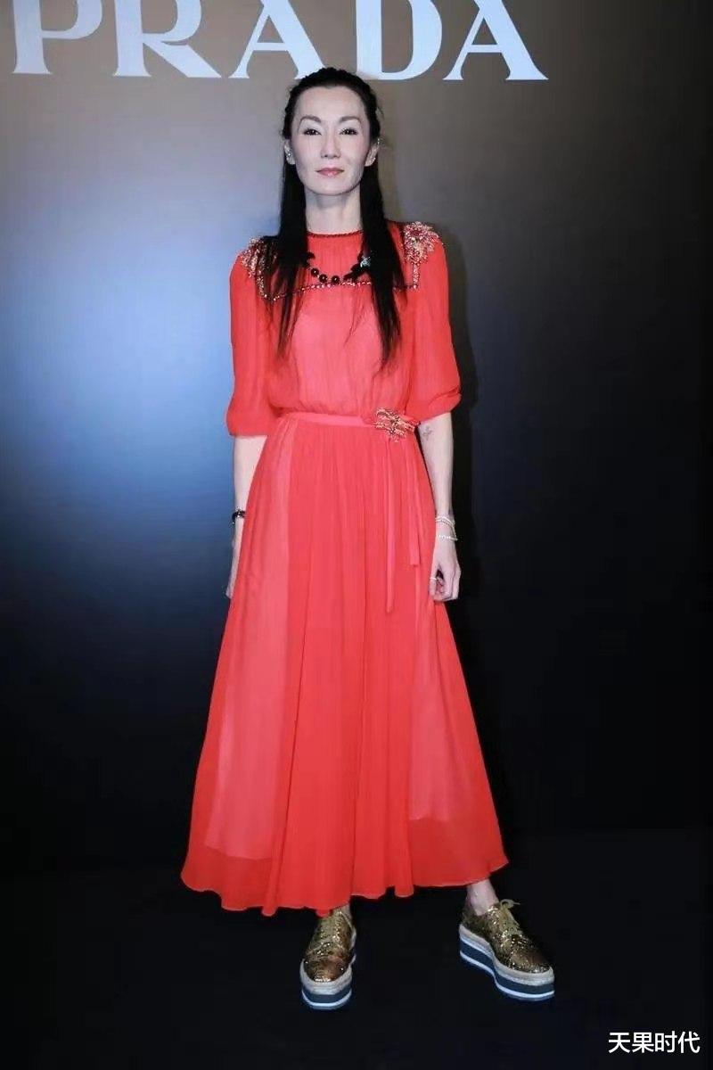 天果时代 57岁的张曼玉已是大妈年纪，装扮却不输年轻人，穿红裙高级又精致