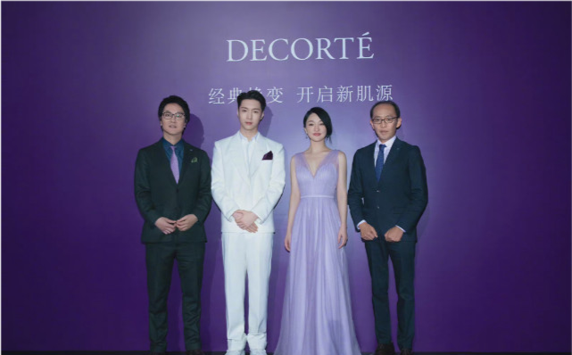 周迅|47岁周迅气质太出众！穿粉裙少女感爆棚，同框张艺兴更像豪门姐弟