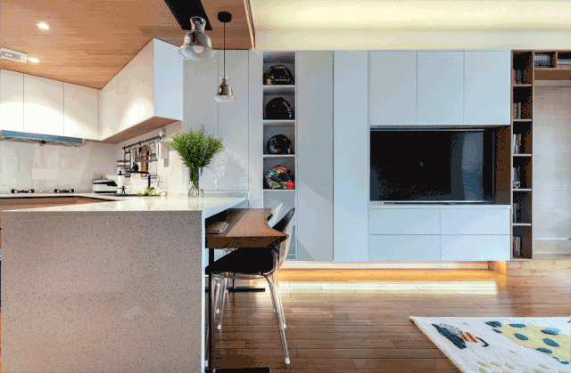 空间色彩整体以黑白灰为主搭配原木,软装配饰点缀蓝色、灰粉,融入金属、亚克力等材质!