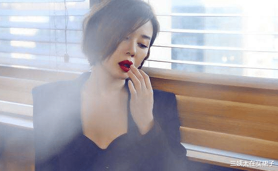 三姨太在买裙子 没想到那个敢绿张雨绮的王全安，前女友竟是《战狼》中的她？