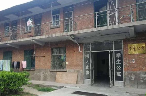 某大学快递驿站火了,“极简”风格引来神评:莫非是猪圈改装的?