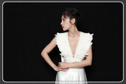 白百何|知名女主持现场失误，少穿一件衣服，张国立硬是60分钟没敢转头