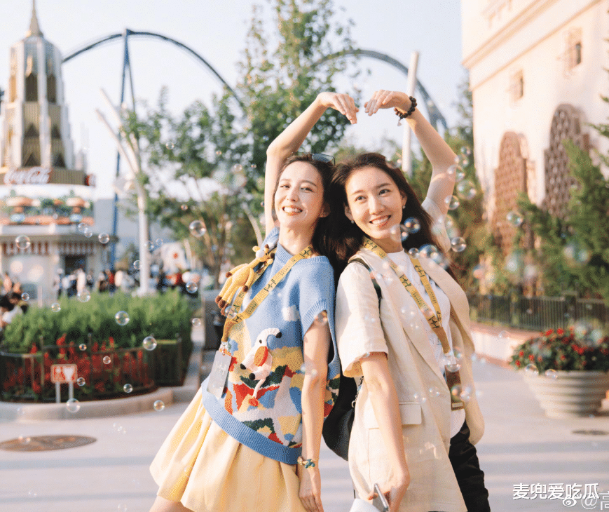 林允|38岁佟丽娅晒游客照？与朋友合照站C位，一双大长腿又白又细