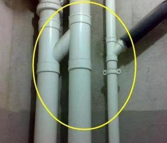 工人用这种“玩意儿”包水管，太实用了，住几十年没噪音问题