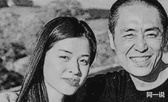 张艺谋|墨尔本的街头，张艺谋揽着一位19岁嫩模，深夜走进了酒店