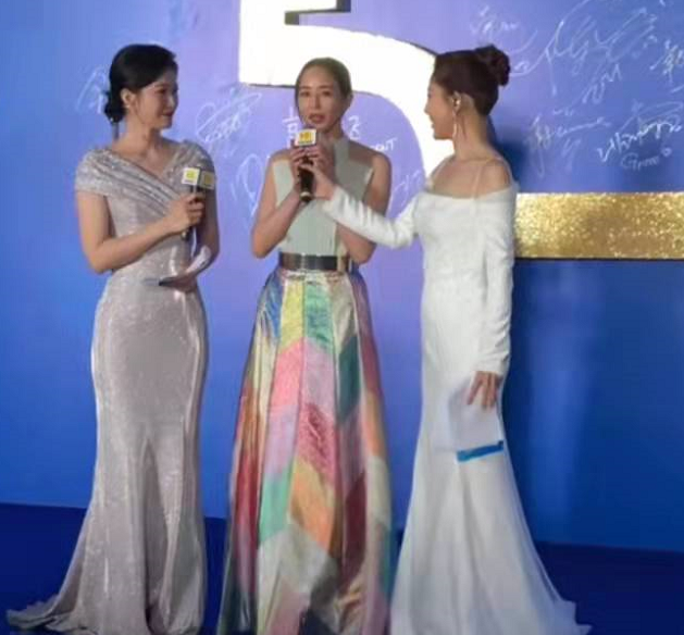 电影节|央视电影节生图比美:主持团颜值惊艳,余男穿深V,女团肤色暗淡