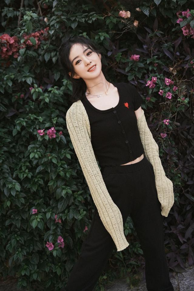 赵丽颖|赵丽颖和张碧晨同框比美，俩当妈的人一个比一个会穿，都挺显嫩的