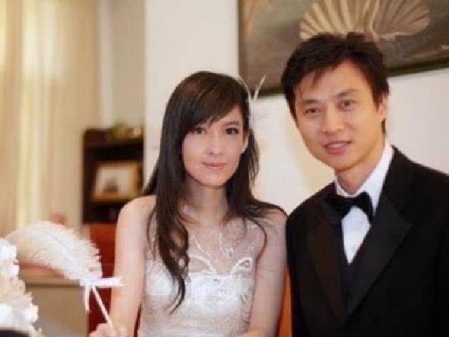 |周慧敏遭丈夫背叛8次，却不肯离婚，本以为是卑微，原来另有他因