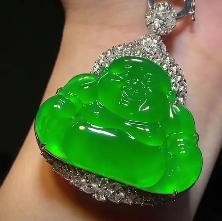 潍坊|满色帝王绿少见吗?帝王绿翡翠到底长啥样?