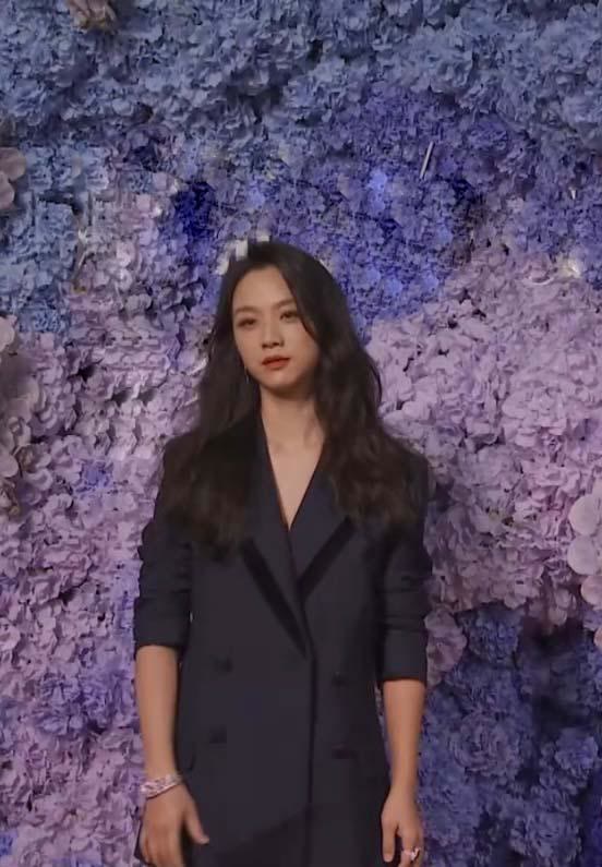 时尚圈的奇葩大喵 杨幂汤唯红毯称霸!复古随性好上镜,宋茜童谣表现平平让人记不住