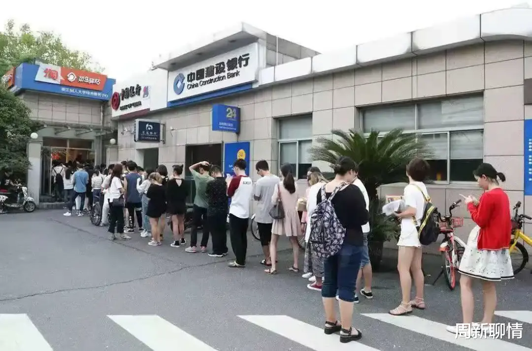 周新聊情|武汉大学生到校名场面：空手打飞的，一次取走30+快递