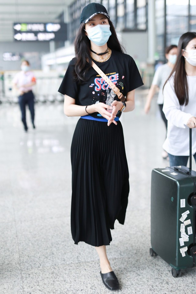 大表姐的时尚圈|韩雪的造型真显气场，“露腰式”搭配活力潮流，38岁这样穿够大胆