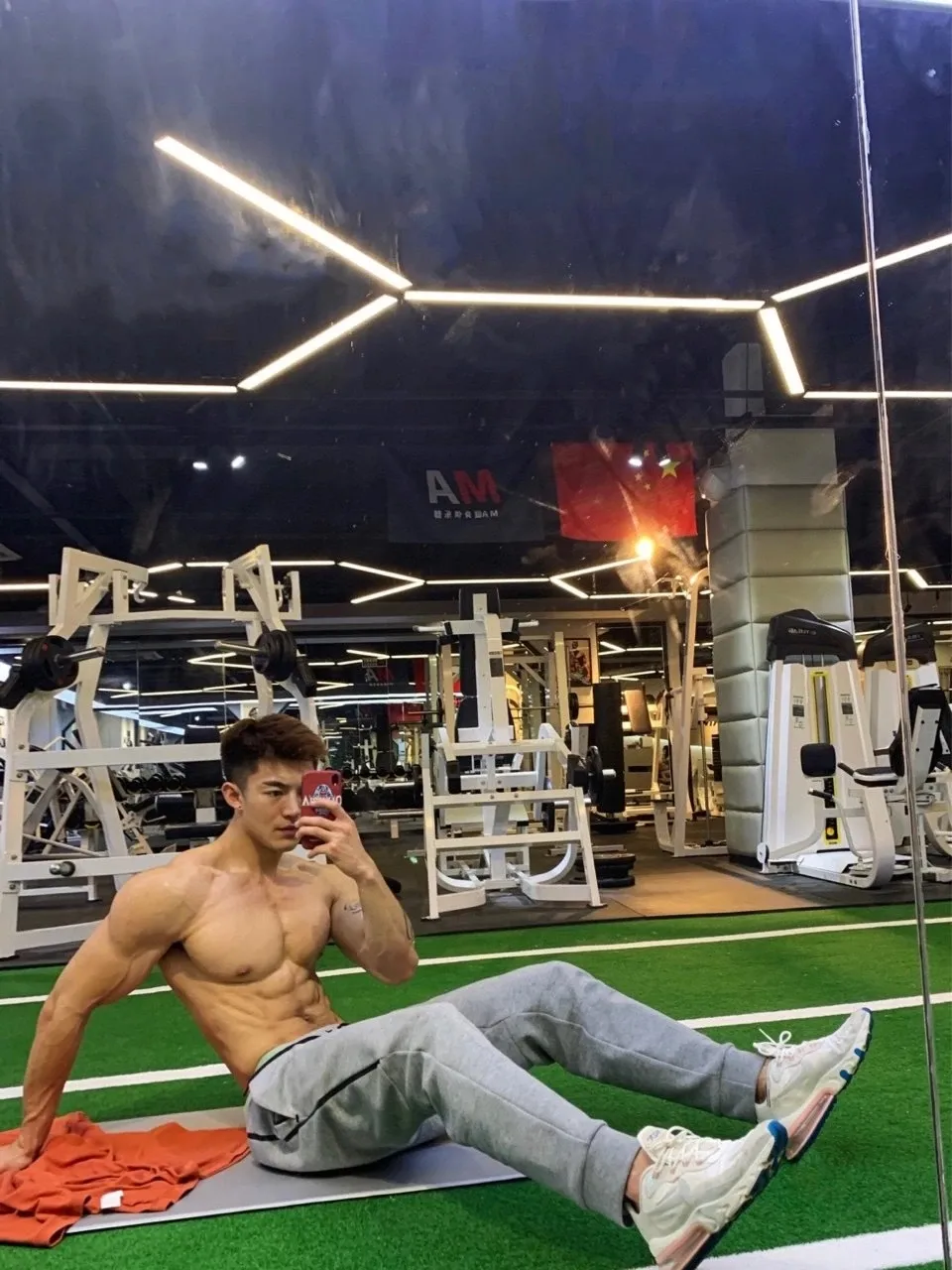 松山芭蕾舞团|酷似林更新的185肌肉私教被抓拍，没想到他的沙滩照更好看