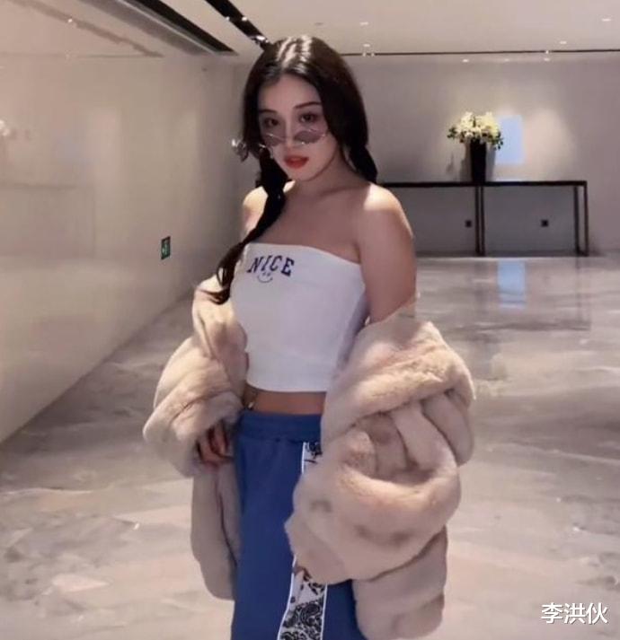 光山 女网红患抑郁症直播喝农药，直播间起哄喊“快喝”，后抢救无效离世