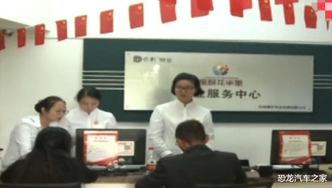 爱车被刮伤,男子一气之下在自己车位钉了8根铁柱,直呼:坚持原则