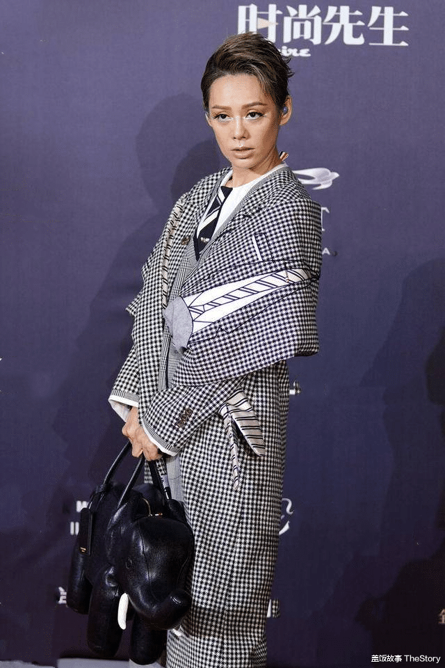 粉色|明星造型“尴尬史”：有人像荷包蛋，有人丑似女巫，有人老10岁