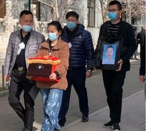 姚策|熊磊谴责郭威：没有杜妈，根本不让他捧姚策的遗像，别装伟大了