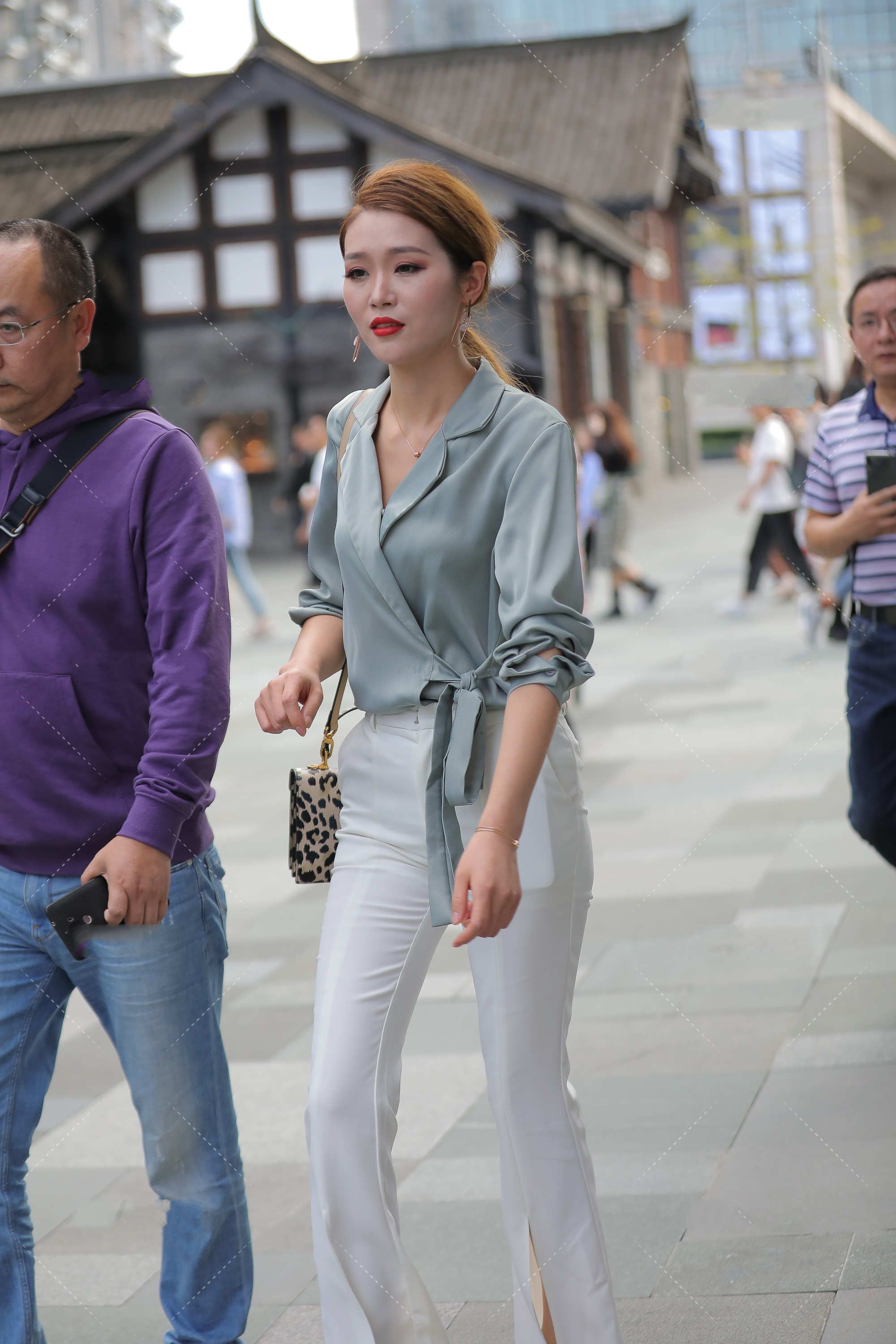 休闲裤|职业女强人上班时的经典穿搭,衬衫搭配休闲裤,尽显强大气场