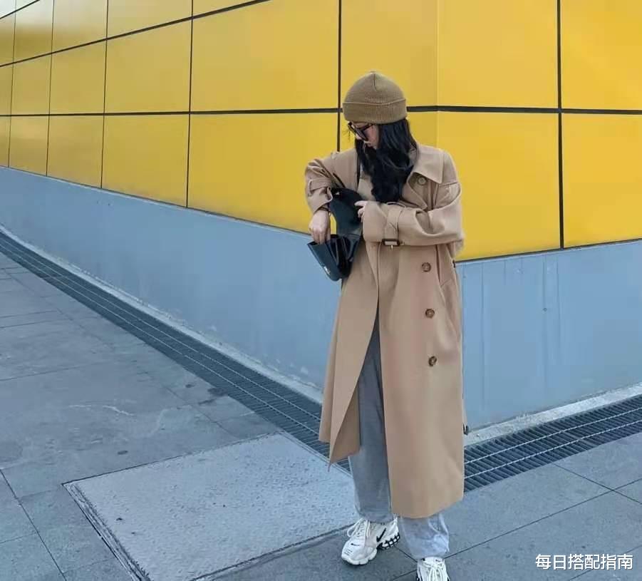 每日搭配指南 女人过了40岁，秋冬穿风衣时建议少配“高跟鞋”，这4双鞋更合适
