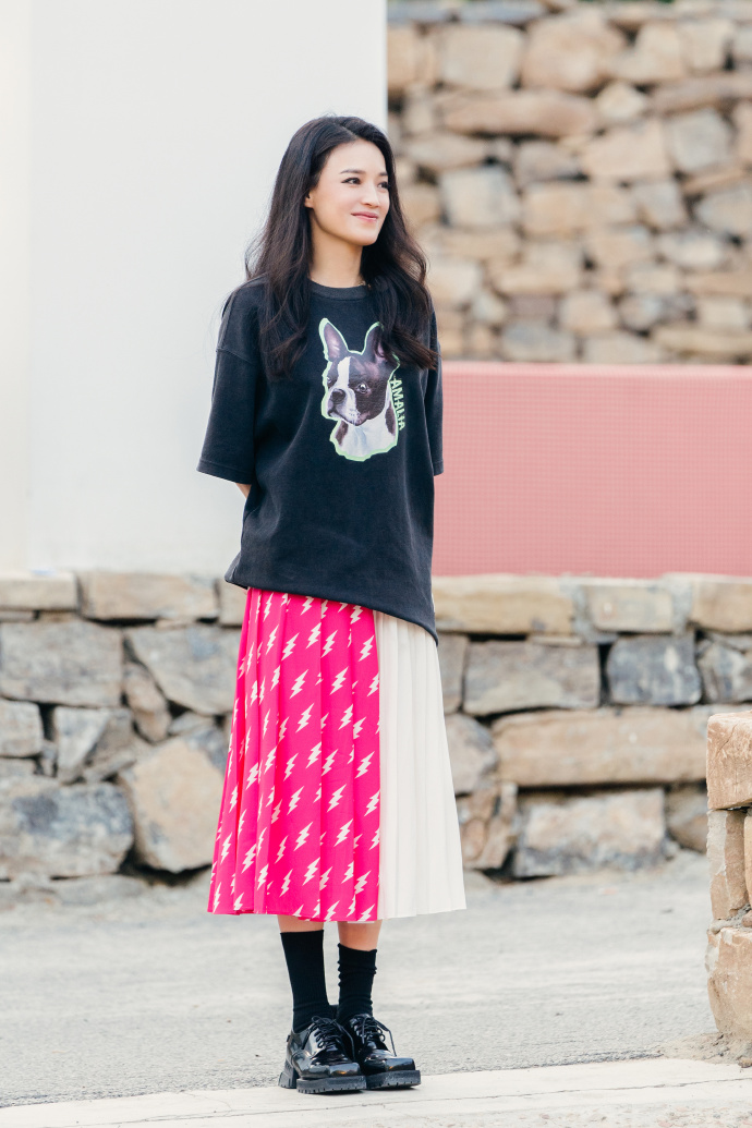 猫姐穿搭经|舒淇惊艳《桃花坞》收官战，裙子半边印花半边纯色，时髦又减龄