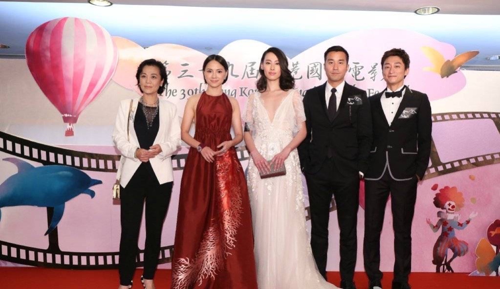 哚乐Like时尚 不愧是李泽楷爱过的女人，梁洛施深V纱裙高贵明艳，名媛范儿十足
