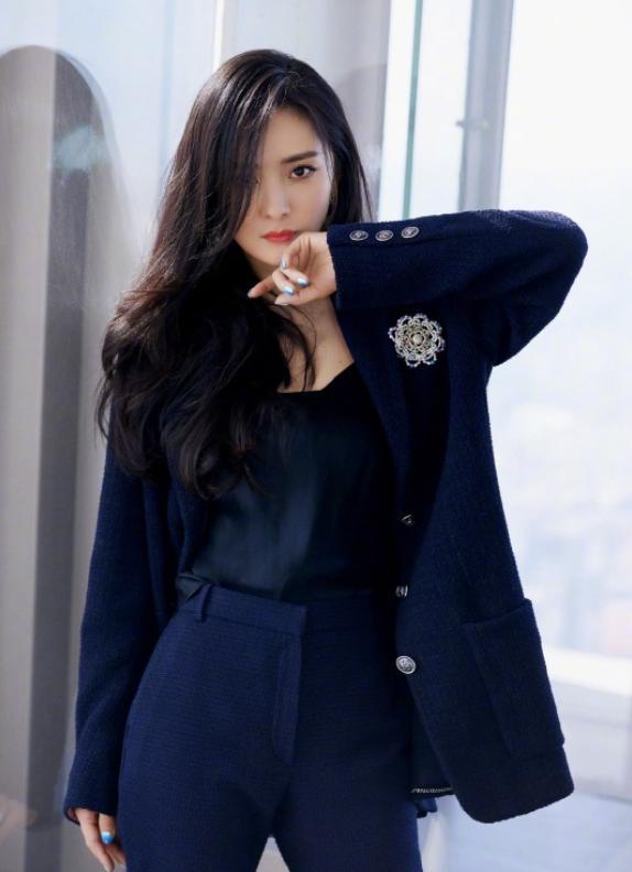 杨幂|杨幂最新“丝袜”大片，满屏都是大长腿，真不愧是腿精