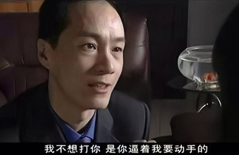 冯远征|冯远征晒与妻子甜蜜合照！亲密搭肩恩爱十足，老年妆造型头发花白