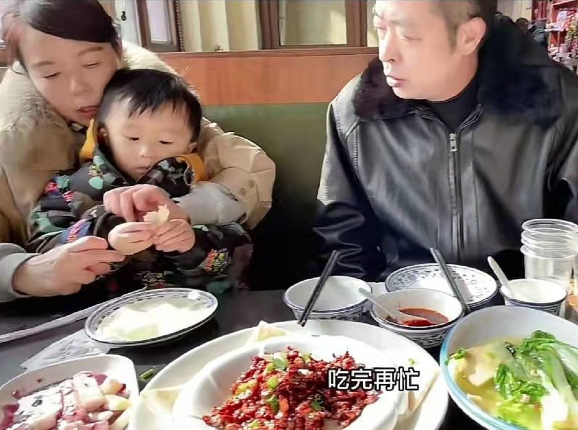 杨丞琳|姚威陪父母出游：虽然河南的天气很冷，但对许敏来说却是冬日暖阳