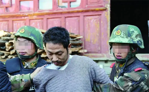 妻子同时与3人有染,丈夫上门找情人理论被讥讽,他将两家人灭门