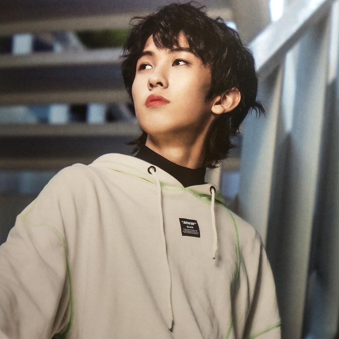 小菲菲 林墨看到工作人员摔倒，自己在一旁大笑，你怎么看？