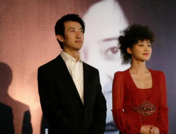 李沁|22岁拿国际影后，31岁离婚后嫁大11岁老公，如今46岁状态绝佳