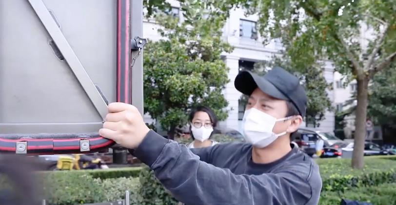 方脸妹说时尚|邓超罕见探班孙俪！42岁穿卫衣棒球帽片场为老婆按摩，原配变助理