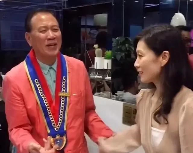 清浅微笑的我|看了万梓良为儿子庆生，才明白为何他路都站不稳了还唱歌表演挣钱