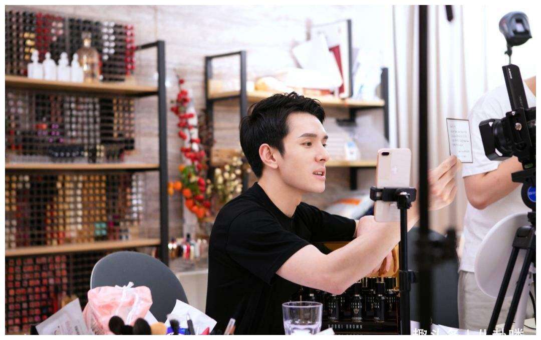 李佳琦|当着3000多万在线观众,李佳琪一句大实话,助理冷汗直流,商家无奈