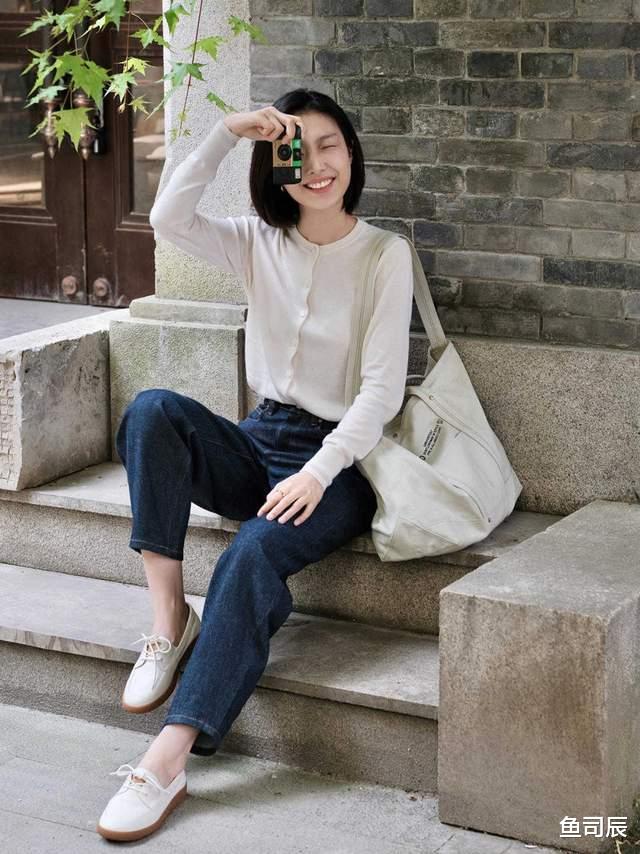 鱼司辰|秋游怎么穿才能拍出时尚大片？风衣+白色长裤，气质高级还显腿长
