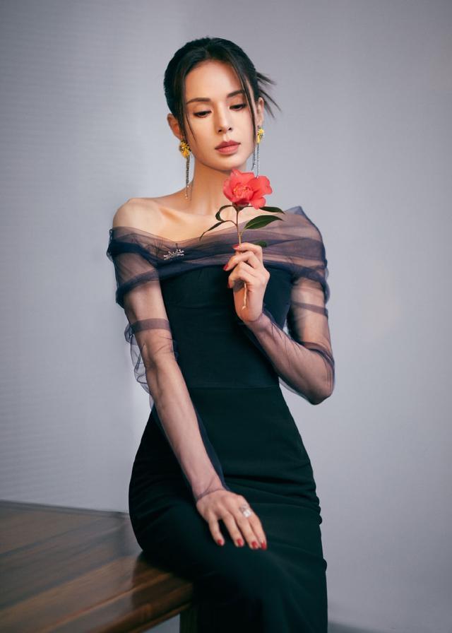 lisa|李若彤让人自卑，一把年纪穿包臀裙秀曲线，谁敢说这是54岁阿姨