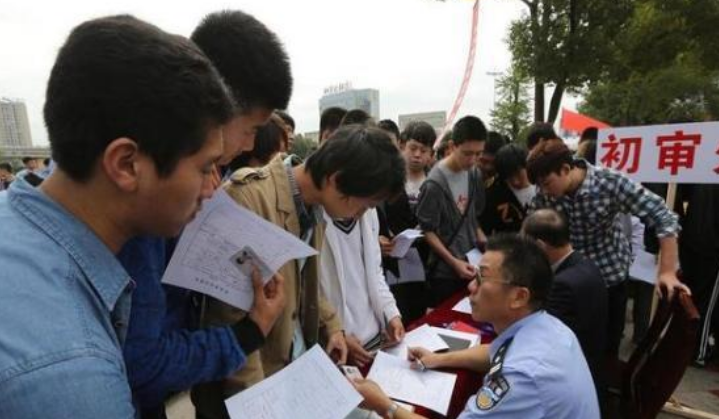 大树说教育|外祖父有“污点”,学生公务员政审未通过,如此连坐真的公平吗?