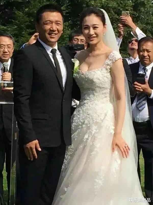 李小冉|李小冉婚礼现场照片被翻出，伴娘团合影成焦点，网友：赏心悦目