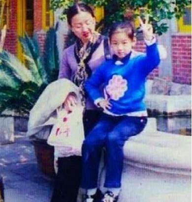 章泽天|比刘强东大5岁的丈母娘长啥样？照片曝光后，网友：怎么叫出口？