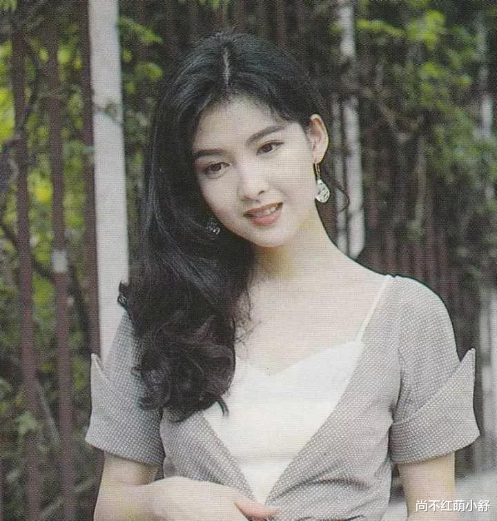 茄子 她的这脸和身材，都让我酸了，如今54岁依旧是时髦人