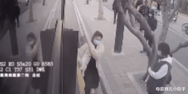 母婴育儿小助手 儿子护送怀孕的妈妈上公交，举动太暖心，网友：家教太好了