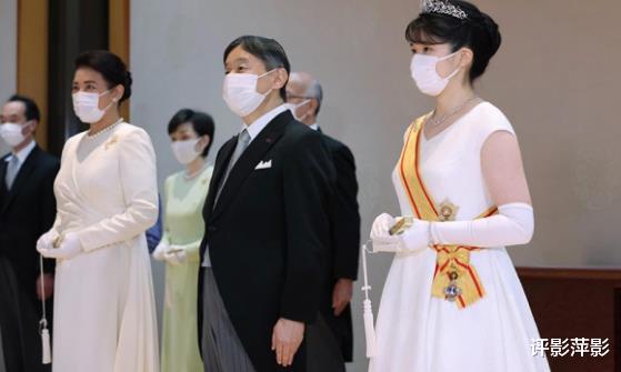 天皇|天皇夫妇陪同女儿露面，庆贺爱子长成，俏公主肤白貌美