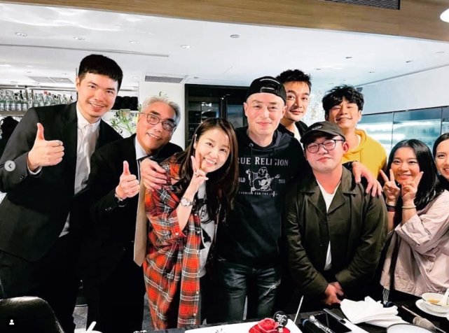 霍建华|霍如夫妇与友聚会，霍建华紧搂爱妻笑容灿烂，林心如素颜也很美