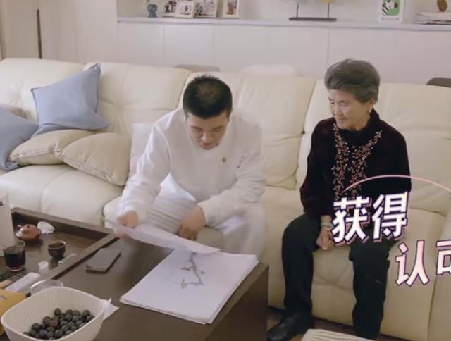 黄圣依|黄圣依婆家多有钱？茶几上散落着古董，婆婆的随手一画便值千金