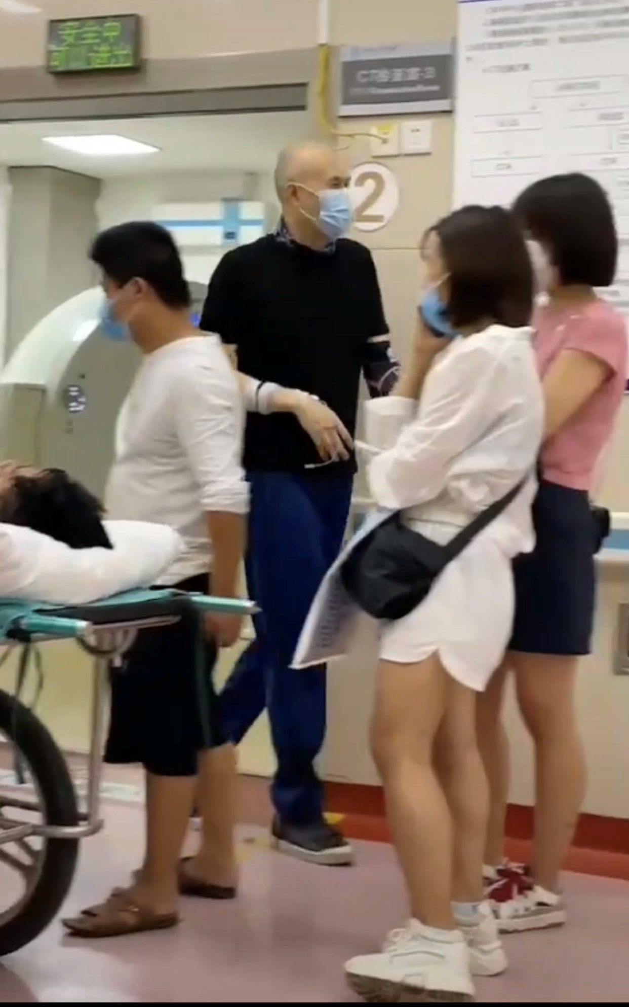 59歲徐錦江現身醫院，手背紮留置針走路不穩，健康狀況引人擔憂-圖2
