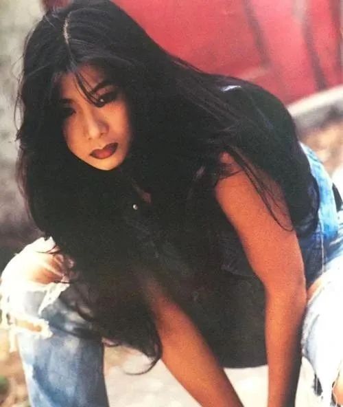 吴家丽|港圈“第一艳后”，57岁仍风情万种：拒绝成龙追求，一生只爱一人