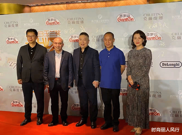 龚俊|白玉兰酒会！热依扎穿低领红裙比童瑶还性感，刘琳气质端庄更出众