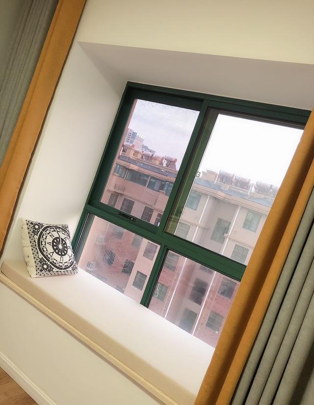 北欧新房完工,客厅的家居搭配温馨又舒适,一入门就被迷住了